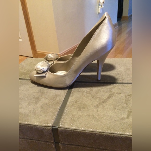 Etienne Aigner satin pumps. - Picture 4 of 8